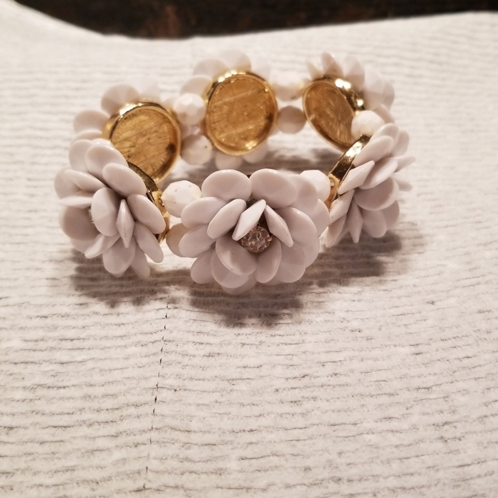 6 white Flowers stretchy Bracelet